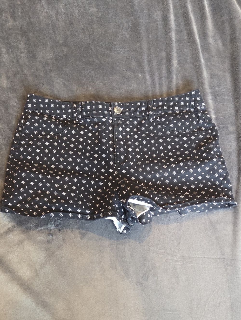 Geometric Shorts Black & White